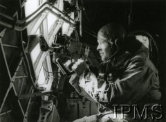 1940-1943, Wielka Brytania.
Lotnictwo Obrony Wybrzeża, Franciszek Miedziak strzela z karabinu maszynowego.
Fot. NN, Instytut Polski i Muzeum im. gen. Sikorskiego w Londynie [sygn. 10254]