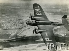 Przed 1939, Warszawa, Polska.
Polski bombowiec Łoś SP-BNL nad Warszawą. W tle fragment Gocławia i Wisła.
Fot. NN, Instytut Polski i Muzeum im. gen. Sikorskiego w Londynie [sygn. 12646]