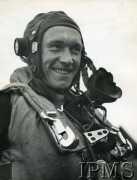 1941-1944, Wielka Brytania.
Członek załogi bombowca po powrocie z akcji bojowej.
Fot. NN, Instytut Polski i Muzeum im. gen. Sikorskiego w Londynie [sygn. 2140-35]