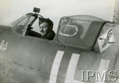 1940-1943, Wielka Brytania.
Mechanik plut. W. Szarejko w samolocie Spitfire 317 Dywizjonu Myśliwskiego Wileńskiego.
Fot. NN, Instytut Polski i Muzeum im. gen. Sikorskiego w Londynie [sygn. 6205]