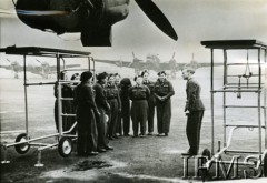 1940-1945, Wielka Brytania.
WAAF-ki podczas szkolenia na lotnisku. W tle bombowce.
Fot. NN, Instytut Polski i Muzeum im. gen. Sikorskiego w Londynie [sygn. 50146]