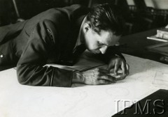 1940-1944, Wielka Brytania.
Nawigator pochylony nad mapą.
Fot. NN, Instytut Polski i Muzeum im. gen. Sikorskiego w Londynie [sygn. 8103]