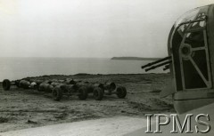 1940-1943, Wielka Brytania.
Lotnictwo Obrony Wybrzeża, bomby głębinowe przygotowane do podwieszenia w komorze bombowej samolotu. Z prawej widoczna wieżyczka strzelca pokładowego.
Fot. NN, Instytut Polski i Muzeum im. gen. Sikorskiego w Londynie [sygn. 14306]