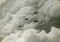 Lata 40., brak miejsca.
Myśliwce nad chmurami.
Fot. NN, Instytut Polski i Muzeum im. gen. Sikorskiego w Londynie [sygn. 7341]