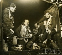 1940-1944, Wielka Brytania.
Załoga bombowca w drodze na lotnisko przed kolejnym nocnym lotem.
Fot. NN, Instytut Polski i Muzeum im. gen. Sikorskiego w Londynie [sygn. 2140-28]