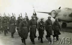 20.02.1942, Northolt, Anglia, Wielka Brytania.
Uroczystości z okazji wręczenia sztandaru lotnikom 308 Dywizjonu Myśliwskiego. Ze sztandarem idzie por. pilot Olgierd Iliński.
Fot. NN, Instytut Polski i Muzeum im. gen. Sikorskiego w Londynie [sygn. ]