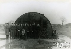 Lata 40., brak miejsca.
Grupa polskich lotników na tle beczki śmiechu.
Fot. NN, Instytut Polski i Muzeum im. gen. Sikorskiego w Londynie [sygn. 50121]