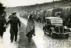 Lipiec 1944, Wielka Brytania.
Polskie Skrzydło w drodze na inne lotnisko, kolumna samochodów ciężarowych na drodze.
Fot. NN, Instytut Polski i Muzeum im. gen. Sikorskiego w Londynie [sygn. 50061]