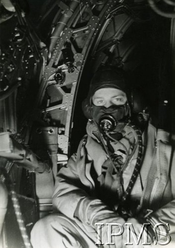1940-1945, brak miejsca.
Polski lotnik w kabinie bombowca.
Fot. NN, Instytut Polski i Muzeum im. gen. Sikorskiego w Londynie