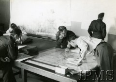 1940-1944, Wielka Brytania.
Nawigatorzy bombowców ogladają mapy przed startem.
Fot. NN, Instytut Polski i Muzeum im. gen. Sikorskiego w Londynie [sygn. 8091]