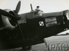 1940-1944, Wielka Brytania.
Przygotowanie bombowca do lotu. Mechanik czyści osłonę kabiny pilota.
Fot. NN, Instytut Polski i Muzeum im. gen. Sikorskiego w Londynie [sygn. 8105]