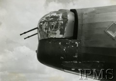 1940-1944, Wielka Brytania.
Bombowiec na lotnisku, kabina strzelca pokładowego.
Fot. NN, Instytut Polski i Muzeum im. gen. Sikorskiego w Londynie [sygn. 8076]
