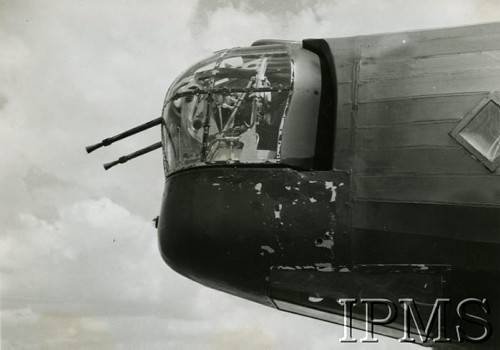 1940-1944, Wielka Brytania.
Bombowiec na lotnisku, kabina strzelca pokładowego.
Fot. NN, Instytut Polski i Muzeum im. gen. Sikorskiego w Londynie [sygn. 8076]