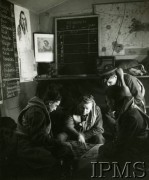 1940-1943, Wielka Brytania.
Piloci 315 Dywizjonu Myśliwskiego czekają w gotowości bojowej. Franciszek Kornicki, Jan Adamiak, NN, Aleksander Chudek.
Fot. NN, Instytut Polski i Muzeum im. gen. Sikorskiego w Londynie [sygn. 8736]
