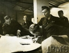 1941-1943, Wielka Brytania.
Nawigatorzy nad mapami, załogi bombowców przygotowują się do nocnej operacji.
Fot. NN, Instytut Polski i Muzeum im. gen. Sikorskiego w Londynie [sygn. 2140-18]