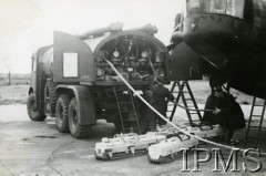 24.04.1942, Lindholme, Anglia, Wielka Brytania.
Dywizjon 304 i 305. Napełnianie benzyną zbiorników Wellingtona.
Fot. NN, Instytut Polski i Muzeum im. gen. Sikorskiego w Londynie [sygn. 450]