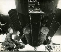 1941-1944, Wielka Brytania.
Bomby głębinowe ładowane do luku bombowego Wellingtona przed kolejnym lotem nad niemieckie wody terytorialne.
Fot. NN, Instytut Polski i Muzeum im. gen. Sikorskiego w Londynie [sygn. 2140-15]