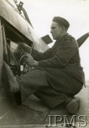1940-1944, Wielka Brytania.
306 Dywizjon Myśliwski, mechanik przygotowujący samolot do startu.
Fot. NN, Instytut Polski i Muzeum im. gen. Sikorskiego w Londynie [sygn. 4702]