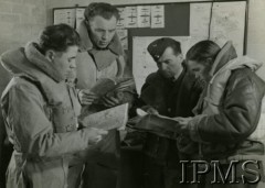 1940-1941, Wielka Brytania.
Lotnicy dywizjonu 306, od prawej: sierż. Jan Śmigielski, mjr Tadeusz Rolski, sierż. Stanisław Wieprzkowicz (zginął nad Francją we wrześniu 1941), sierż. Marcin Machowiak (zginął 22 lipca 1944 podczas lotu treningowego).
Fot. NN, Instytut Polski i Muzeum im. gen. Sikorskiego w Londynie [sygn. 4760]
