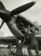 1940-1944, Wielka Brytania.
Mechanicy sprawdzają silnik myśliwca.
Fot. NN, Instytut Polski i Muzeum im. gen. Sikorskiego w Londynie [sygn. 4749]