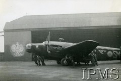 10.04.1942, Lindholme, Anglia, Wielka Brytania.
305 Dywizjon Bombowy. Przekołowanie Wellingtona na lotnisko.
Fot. NN, Instytut Polski i Muzeum im. gen. Sikorskiego w Londynie [sygn. 725]