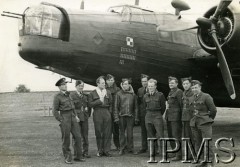 1940-1944, Wielka Brytania.
Załoga bombowca i mechanicy na tle samolotu.
Fot. NN, Instytut Polski i Muzeum im. gen. Sikorskiego w Londynie [sygn. 3412]