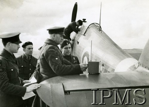 1940-1941, Wielka Brytania.
Lotnicy obok myśliwca, z prawej stoi sierż. Otto Pudrycki.
Fot. NN, Instytut Polski i Muzeum im. gen. Sikorskiego w Londynie [sygn. 4753]