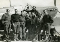 Czerwiec-sierpień 1942, Sumburgh, Wielka Brytania.
Grupa pilotów 164 eskadry RAF, drugi od prawej stoi Jerzy Solak, trzeci podporucznik Bohdan Mijakowski.
Fot. NN, Instytut Polski i Muzeum im. gen. Sikorskiego w Londynie [sygn. 7971]