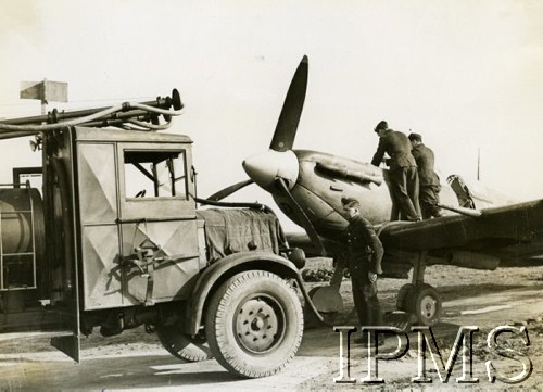 1940-1943, Wielka Brytania.
Tankowanie benzyny do samolotu myśliwskiego.
Fot. NN, Instytut Polski i Muzeum im. gen. Sikorskiego w Londynie [sygn. 1892-6]