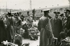 Czerwiec 1940, brak miejsca.
Ewakuacja 4 pułku lotnictwa z Francji do Anglii, żołnierze na peronie dworca kolejowego, w tle pociąg.
Fot. NN, Instytut Polski i Muzeum im. gen. Sikorskiego w Londynie [sygn. 6816]