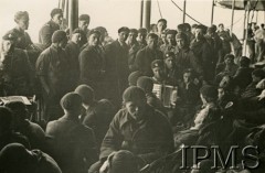 Czerwiec 1940, brak miejsca.
Ewakuacja żołnierzy 4 pułku lotnictwa z Francji do Anglii na pokładzie statku pasażerskiego.
Fot. NN, Instytut Polski i Muzeum im. gen. Sikorskiego w Londynie [sygn. 6814]