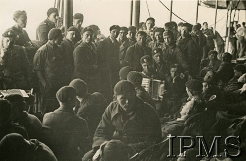 Czerwiec 1940, brak miejsca.
Ewakuacja żołnierzy 4 pułku lotnictwa z Francji do Anglii na pokładzie statku pasażerskiego.
Fot. NN, Instytut Polski i Muzeum im. gen. Sikorskiego w Londynie [sygn. 6814]