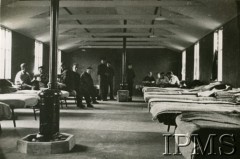 Czerwiec 1940, brak miejsca.
Ewakuacja żołnierzy 4 pułku lotnictwa z Francji do Anglii. Żołnierze siedzą na łóżkach.
Fot. NN, Instytut Polski i Muzeum im. gen. Sikorskiego w Londynie [sygn. 6830]
