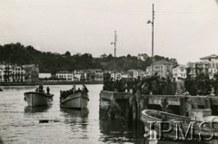 Czerwiec 1940, Francja.
Ewakuacja 4 pułku lotnictwa z Francji do Anglii, tłum żołnierzy na portowym nabrzeżu.
Fot. NN, Instytut Polski i Muzeum im. gen. Sikorskiego w Londynie [sygn. 6780]