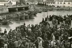 Czerwiec 1940, Francja.
Ewakuacja 4 pułku lotnictwa z Francji do Anglii, tłum żołnierzy na portowym nabrzeżu.
Fot. NN, Instytut Polski i Muzeum im. gen. Sikorskiego w Londynie [sygn. 6785]