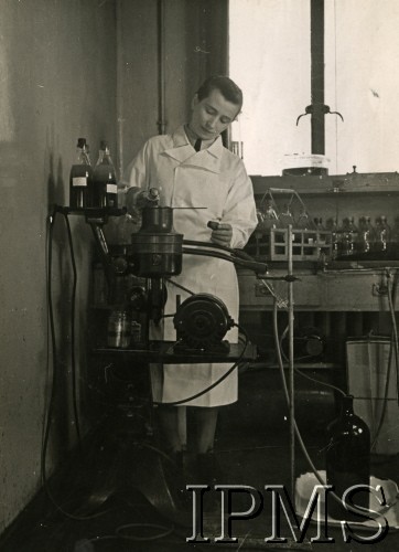 18.09.1943, Edynburg, Szkocja, Wielka Brytania.
Departament Polski w Instytucie Transfuzji Krwi na Uniwersytecie Edynburskim. Obsługa wirówki oddzielającej osocze.
Fot. Wojskowa Sekcja Filmowo-Fotograficzna, Instytut Polski i Muzeum im. gen. Sikorskiego w Londynie [szuflada 36]