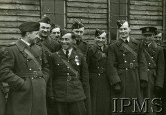 10.04.1941, Wielka Brytania.
Grupa pilotów po dekoracji sierż. Maciejowskiego. Stoją od lewej: kpt. Stanisław Brzezina, por. Władysław Pomaski, sierżant pilot Michał Maciejowski, kpt. Young , kpt. Antoni Wczelik (zginął 14.04.1942), major Christopher John  Mount, Tadeusz Kratke.
Fot. NN, Instytut Polski i Muzeum im. gen. Sikorskiego w Londynie [sygn. 6167]
