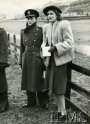 1940-1942, Wielka Brytania.
Pilot Feliks Szyszka (zginął 17 maja 1942 r. podczas lotu treningowego) stoi obok kobiety krótkim futerku i kapeluszu.
Fot. NN, Instytut Polski i Muzeum im. gen. Sikorskiego w Londynie [sygn. 9427]
