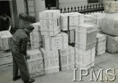 1941-1944, Wielka Brytania.
Skrzynie przygotowane przez Polski Czerwony Krzyż dla polskich żołnierzy.
Fot. NN, Instytut Polski i Muzeum im. gen. Sikorskiego w Londynie  [szuflada 36]