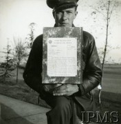 Wrzesień 1940, Northolt, Anglia, Wielka Brytania.
Kpt. Jarosław Giejsztowt z listem kondolencyjnym po śmierci pilota dywizjonu 303 Stefana Wójtowicza, który zginął podczas walki powietrznej 11.09.1940.
Fot. NN, Instytut Polski i Muzeum im. gen. Sikorskiego w Londynie [sygn. 6621]