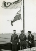 1940-1943, Wielka Brytania.
Gen. Władysław Sikorski (stoi w środku) podczas uroczystości, na maszcie powiewa flaga Polskich Sił Powietrznych w Wielkiej Brytanii oraz flaga RAF.
Fot. NN, Instytut Polski i Muzeum im. gen. Sikorskiego w Londynie [sygn. 4506]