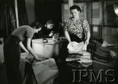 1940-1949, Wielka Brytania.
Pracownice Polskiego Czerwonego Krzyża pakują ubrania do skrzyń. 
Fot. NN, Instytut Polski i Muzeum im. gen. Sikorskiego w Londynie  [szuflada 36]