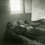 1940-1941, Wielka Brytania.
Dywizjon 303, na łóżku śpi kpt. Zdzisław Henneberg (zginął podczas lotu bojowego 12.04.1941).
Fot. NN, Instytut Polski i Muzeum im. gen. Sikorskiego w Londynie [sygn. 6601]