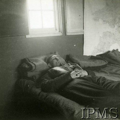 1940-1941, Wielka Brytania.
Dywizjon 303, na łóżku śpi kpt. Zdzisław Henneberg (zginął podczas lotu bojowego 12.04.1941).
Fot. NN, Instytut Polski i Muzeum im. gen. Sikorskiego w Londynie [sygn. 6601]
