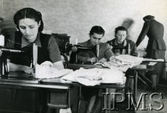 1940-1947, Wielka Brytania.
Pracownice Polskiego Czerwonego Krzyża przy maszynach do szycia. 
Fot. NN, Instytut Polski i Muzeum im. gen. Sikorskiego w Londynie  [szuflada 36]