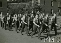 1941-1945, Wielka Brytania.
Szkoła dla maloletnich Polskich Sił Powietrznych, grupa junaków z kubkami w drodze do stołówki.
Fot. NN, Instytut Polski i Muzeum im. gen. Sikorskiego w Londynie [sygn. 15515]