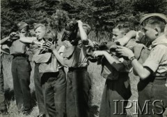 1941-1945, Wielka Brytania.
Szkoła dla maloletnich Polskich Sił Powietrznych. Junacy na boisku podczas zajęć z obrony przeciwgazowej.
Fot. NN, Instytut Polski i Muzeum im. gen. Sikorskiego w Londynie [sygn. 15509]