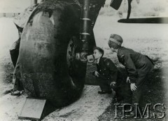 1941-1945, Wielka Brytania.
Uczniowie Szkoły dla maloletnich Polskich Sił Powietrznych oglądają koło transportowego samolotu.
Fot. NN, Instytut Polski i Muzeum im. gen. Sikorskiego w Londynie