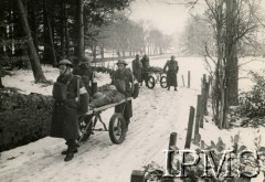 1941-1949, Wielka Brytania.
Oddziałowa służba zdrowia. Transport rannych na wózkach. 
Fot. NN, Instytut Polski i Muzeum im. gen. Sikorskiego w Londynie  [szuflada 36]