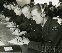 1940-1943, Blackpool, Anglia, Wielka Brytania.
Szkolenie polskich lotników w bazie RAF, grupa radiotelegrafistów podczas zajęć.
Fot. NN, Instytut Polski i Muzeum im. gen. Sikorskiego w Londynie [sygn. 8833]